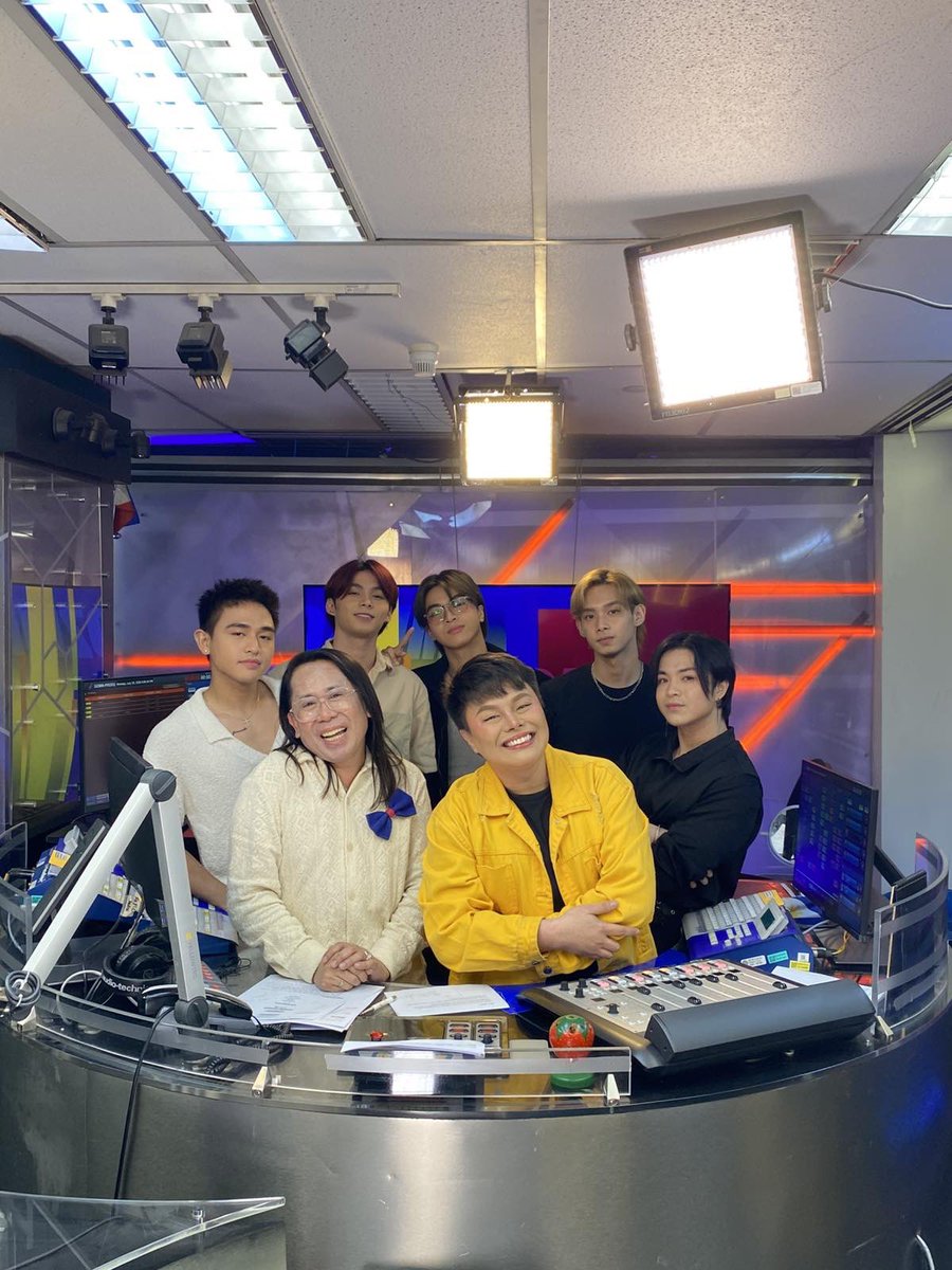 vxonofficial's tweet image. THANK YOU, DZMM! 💖✨
VIXIES, napanood niyo ba kami kanina? Grabe, sobrang saya ng chikahan namin sa DZMM! 🥹💬
Thank you for all the love—lagi niyo kaming pinaparamdam! 💕 Keep streaming ‘Dapat Lang Ako Lang’ habang nag-aayos, nagcocommute, o kahit pa-good vibes lang kayo!…