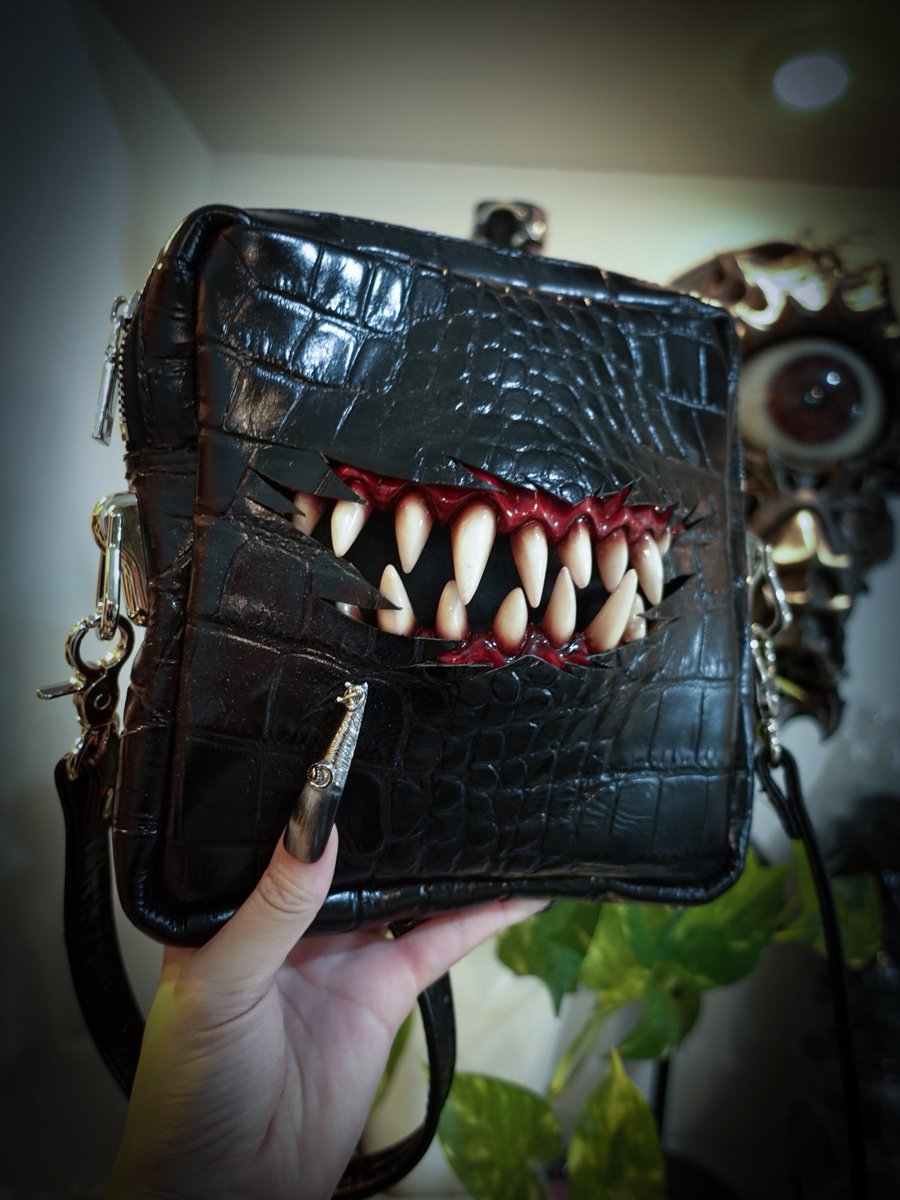 MALICIOUS_Xx's tweet image. Creature square flat shoulderBag(crocodile)