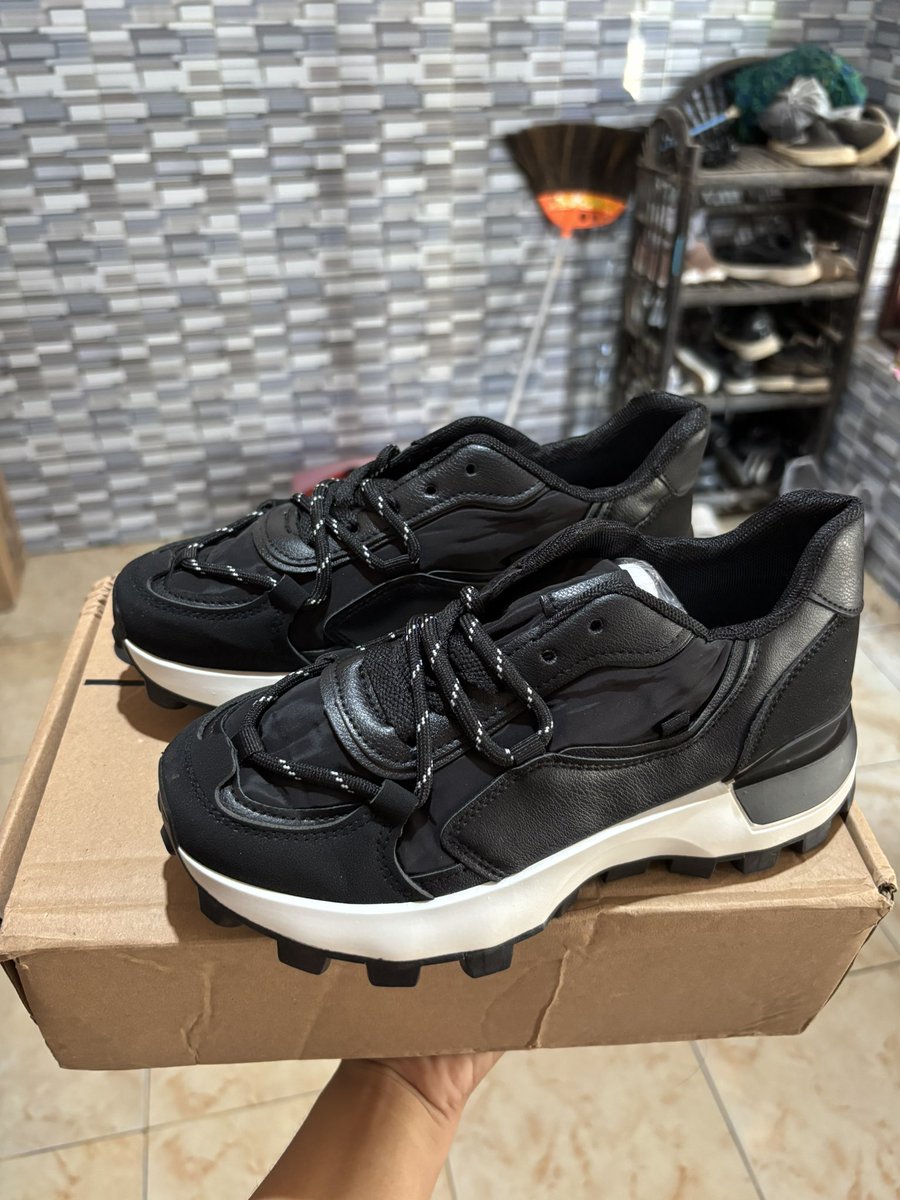 a_firdausyi's tweet photo. tawar aja size 37 new, asal ngotak ya nawarnya, dom jatim bs oyen sm split payment🤲🏻 nawar ga ngotak ga ak gubris, trims😘😘 https://t.co/thzlLCc4kT