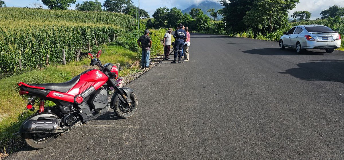 PNCSV's tweet image. Una motociclista perdió el control y se salió de la carretera cayendo en una cuneta.
El percance ocurrió en la calle que conduce al cantón El Coco en el distrito de Chalchuapa, Santa Ana Oeste.
La mujer de 33 años, fue auxiliada por uno de nuestros equipos y trasladada a un…