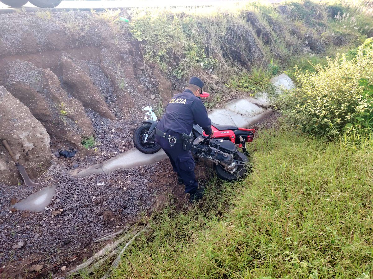 PNCSV's tweet image. Una motociclista perdió el control y se salió de la carretera cayendo en una cuneta.
El percance ocurrió en la calle que conduce al cantón El Coco en el distrito de Chalchuapa, Santa Ana Oeste.
La mujer de 33 años, fue auxiliada por uno de nuestros equipos y trasladada a un…