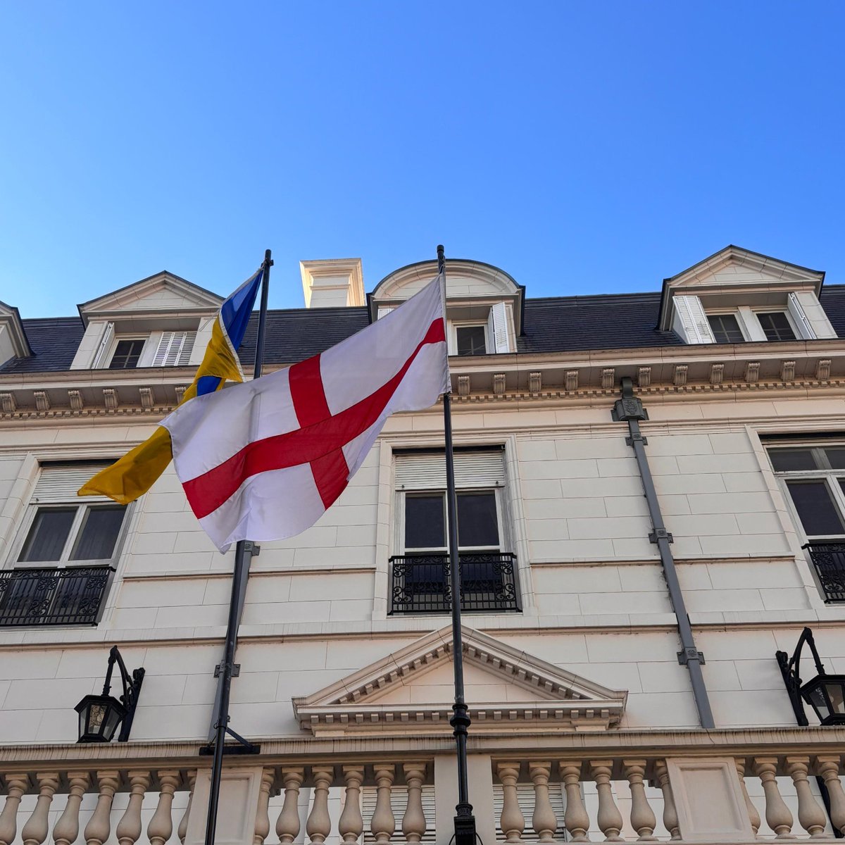 ¡Históricas, <a href="/Lionesses/">Lionesses</a>! 🏆🦁⚽

Izamos la bandera de Inglaterra 🏴󠁧󠁢󠁥󠁮󠁧󠁿 en la Residencia Británica para celebrar la victoria de la selección de fútbol femenino ante España en la final del #UEFAWomenEuro2025.