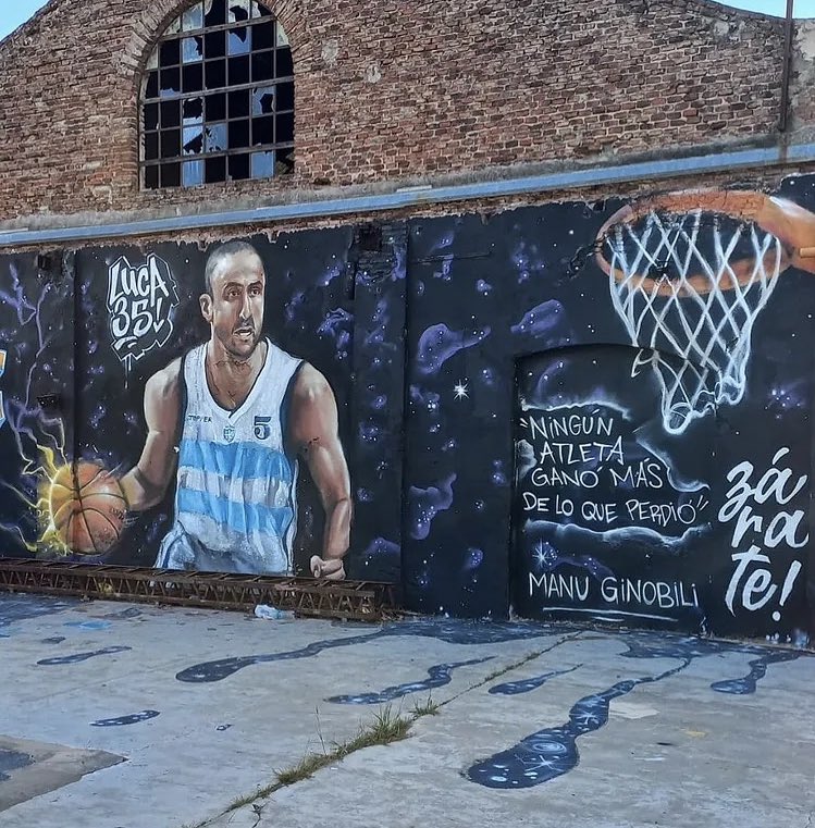 💯 #ManuGinobili 🤝 #SeMSports

Tremenda ℂ𝕒𝕟𝕔𝕙𝕚𝕥𝕒! 🔥 <a href="/costa/">nori</a>.basket en Zárate con el mural de 𝕄𝕒𝕟𝕦 😍 

🎨 @_luca35_ 🖌️ 

#SolucionesEnMetales en todos lados!. #CostaBasquet #Basquetbol #Baloncesto #Basket #Mural #ManuGinobili