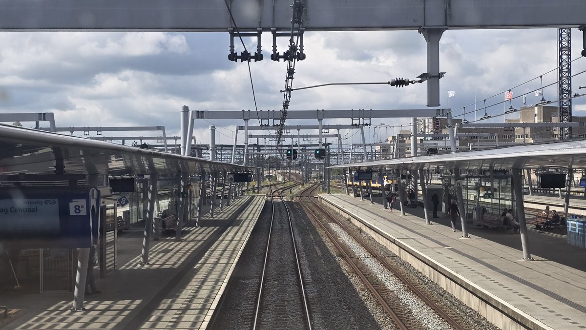 Mag weer eens een late dienst doen en zelfs zonder leerling 😜
Snel naar Den Haag vv, sprinter naar Den Haag vv, Via Tiel naar Leiden en terug naar Utrecht