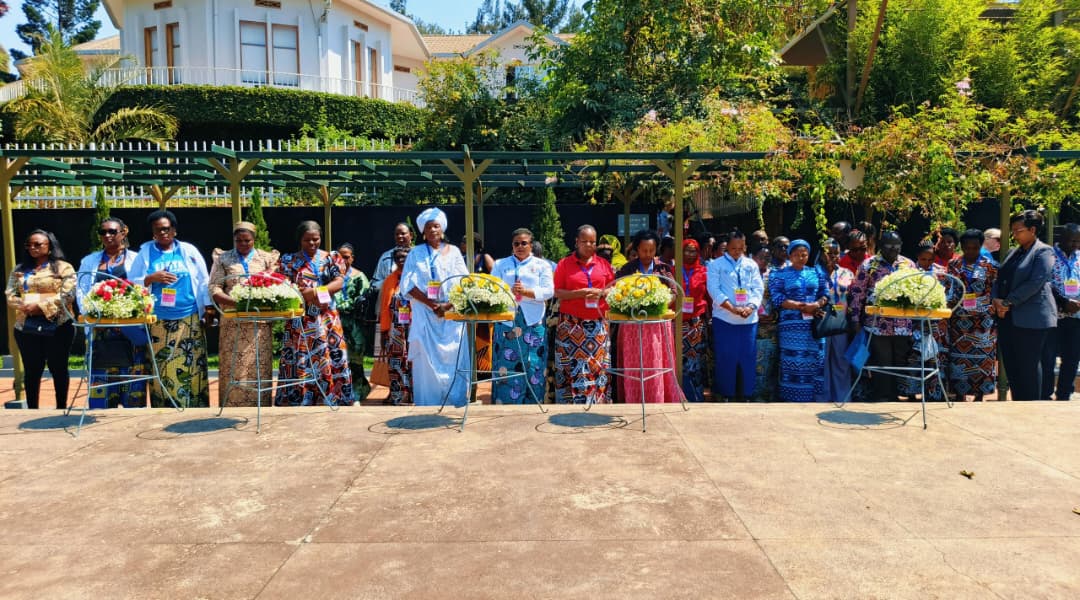 🌍✨ La 2ᵉ journée de la rencontre régionale des femmes a été marquée par la visite émouvante du mémorial de Gisozi. Un moment fort qui a enrichi leur compréhension de l'histoire du Rwanda et renforcé leur rêve d'une région des Grands Lacs unie. 
#Unité #Résilience #FemmesFortes