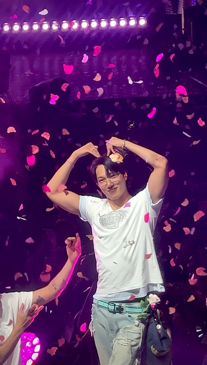 skdgrt's tweet photo. Ako si Sailor Moon taga pagtanggol ng pag-ibig at katarungan, sa ngalan nang kapangyarihan ng buwan, parurusahan kita! 💖💗💕💞💓💘💝🩷 #KAION_IN_MANILA 
#KAI_SOLO_CONCERT_TOUR 
#KAIONinMNL https://t.co/xRaKNoMVFi