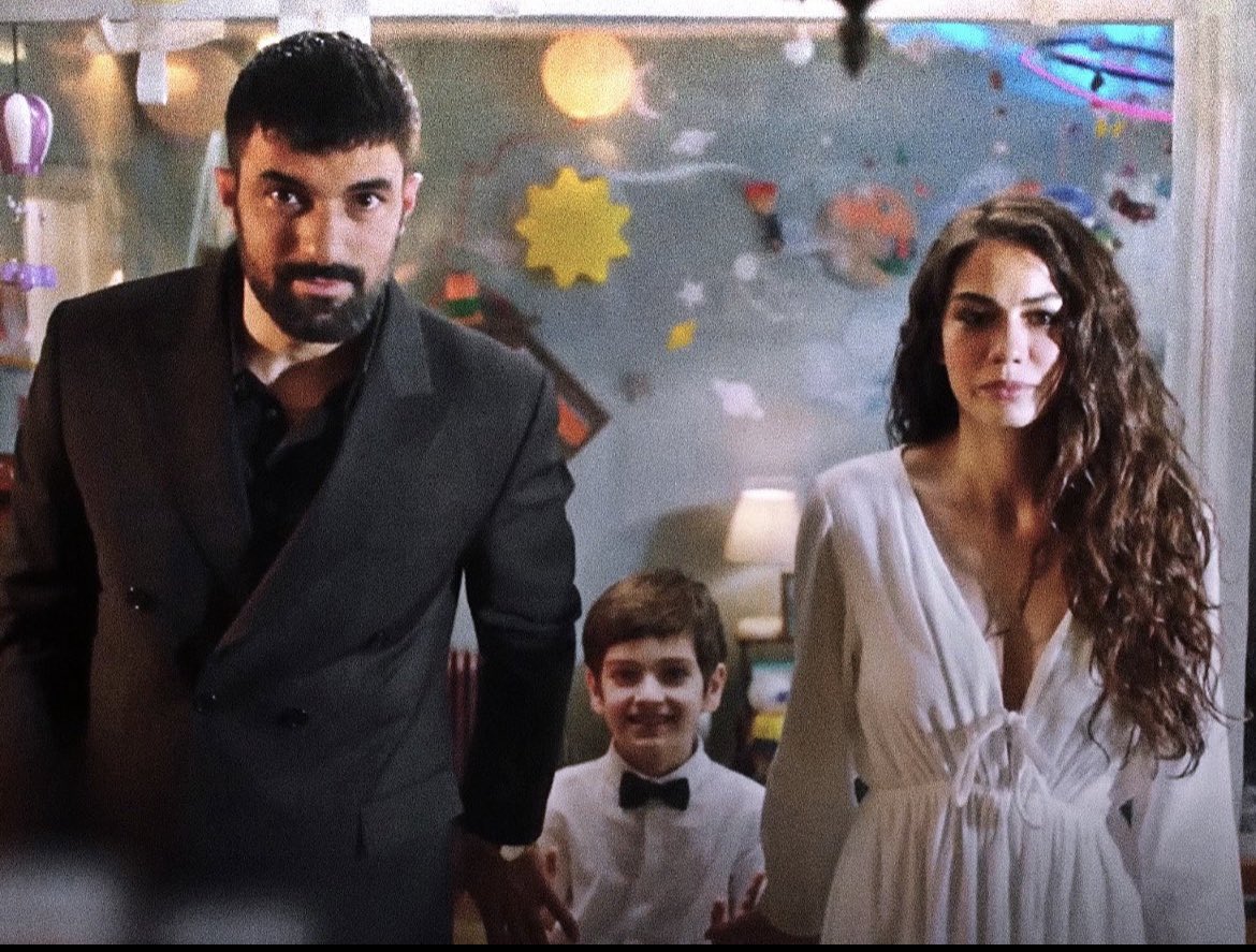 La nostra bellissima famiglia ♥️ #IoSonoFarah #DemetÖzdemi̇r #EnginAkyürek