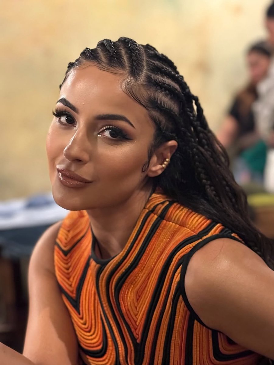 Cinecrik's tweet image. Shehnaaz who? Oh, just the queen of surprises! 👑
New day, new vibe—and possibly a new banger on the way with @asliyoyo? 👀🔥
Stay tuned, the glam and groove are getting real!
#ShehnaazGill #YoYoHoneySingh #ShehnaazGallery #Shehnaazians #BollywoodBuzz #CollabAlert
#shehnaazgill
