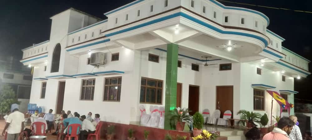Yogendra8424's tweet image. शहर की चकाचौंध में रफ्तार और मौकों की चमक है, मगर सुकून और अपनापन गांव की खूबसूरती में छुपा है।  
शहर हर किसी को आगे बढ़ने की सीख देता है, जबकि गांव दिल को सुकून और असली खुशियाँ देता है। ✨🌾
गांव पर जब अपने घर आता हूँ तो एक अजीब खुशी होती है...
अपना गांव ,अपना घर...🙏