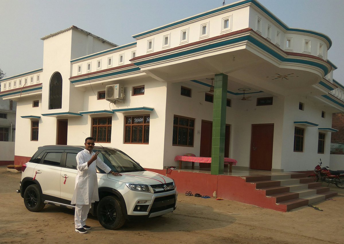 Yogendra8424's tweet image. शहर की चकाचौंध में रफ्तार और मौकों की चमक है, मगर सुकून और अपनापन गांव की खूबसूरती में छुपा है।  
शहर हर किसी को आगे बढ़ने की सीख देता है, जबकि गांव दिल को सुकून और असली खुशियाँ देता है। ✨🌾
गांव पर जब अपने घर आता हूँ तो एक अजीब खुशी होती है...
अपना गांव ,अपना घर...🙏