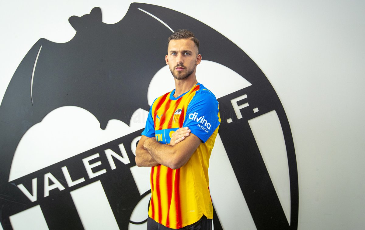 valenciacf's tweet photo. Copete, benvingut a la Terra de Valentia 🦇

#BenvingutCopete
#ADNVCF https://t.co/PdEMYdGxyW