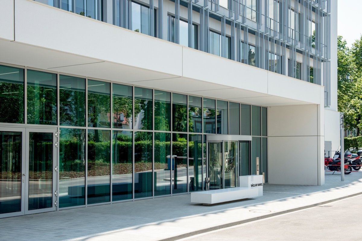 Heute stellen wir Ihnen das Gebäude Havel im Europäischen Parlament in Straßburg vor.
Gewidmet ist es Václav Havel, Schriftsteller und ehemaliger Präsident der Tschechischen Republik, ein leidenschaftlicher Verfechter der Demokratie und der Menschenrechte in Europa.