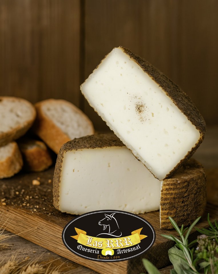 Este queso artesano de leche de cabra de raza murciano-granadina, curado con mimo y cubierto de una fina capa de pimienta negra, es un homenaje al sabor auténtico y a nuestras raíces.
🧀𝐐𝐮𝐞𝐬𝐞𝐫𝐢́𝐚 𝐚𝐫𝐭𝐞𝐬𝐚𝐧𝐚𝐥 𝐋𝐚𝐬 𝐑𝐑𝐑, 𝐃𝐄𝐒𝐃𝐄 𝟏𝟗𝟗𝟒.