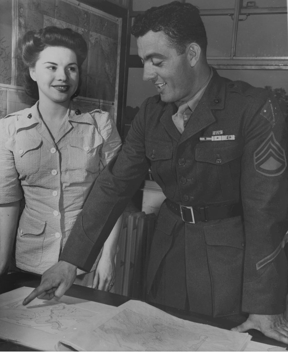 In 1943, Sgt. John Basilone and Cpl. Margaret Beenworth at a US Marine Corps Headquarters office in Washington DC. 🇺🇸