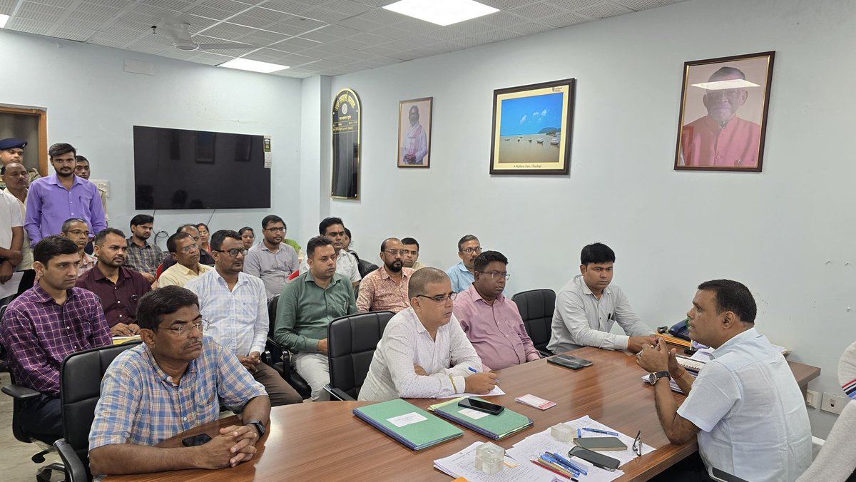 DC Dhanbad (@dc_dhanbad) on Twitter photo #माननीय_राष्ट्रपति के आगमन को लेकर पास कोषांग के नोडल पदाधिकारी द्वारा बैठक कर परिचय-पत्र निर्माण, पंजी संधारण, एजेंसियों को पत्र निर्गत, त्रुटिरहित पास तैयार करने व कर्मियों को दायित्वों के निर्वहन तथा सभी को सतर्क व तत्पर रहने का निर्देश दिया।
<a href="/rashtrapatibhvn/">President of India</a>
<a href="/HemantSorenJMM/">Hemant Soren</a> #माननीय_राष्ट्रपति के आगमन को लेकर पास कोषांग के नोडल पदाधिकारी द्वारा बैठक कर परिचय-पत्र निर्माण, पंजी संधारण, एजेंसियों को पत्र निर्गत, त्रुटिरहित पास तैयार करने व कर्मियों को दायित्वों के निर्वहन तथा सभी को सतर्क व तत्पर रहने का निर्देश दिया।
<a href="/rashtrapatibhvn/">President of India</a>
<a href="/HemantSorenJMM/">Hemant Soren</a>