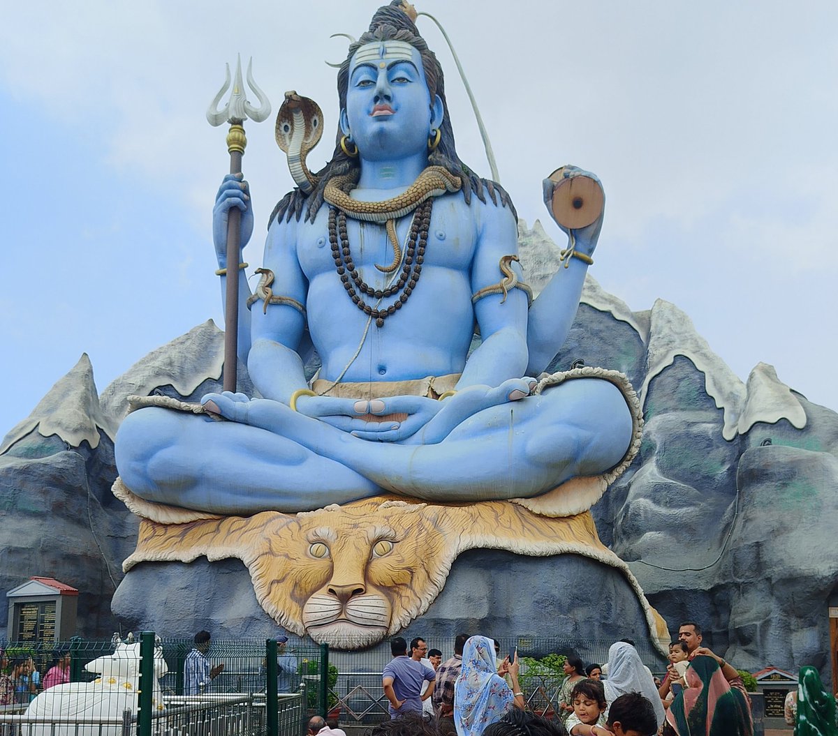 ॐ त्रम्बकम यजामहे सुगंधिम पुष्टिवर्धनम,
उर्वारुकमिव वंदनाय मृत्युर्मोक्षीय मामृतात्।।
