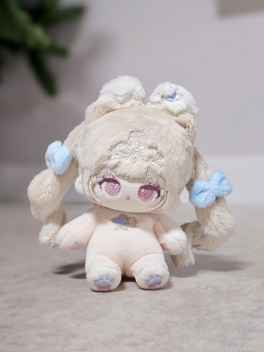 #무속성_에피 🕊

포포리나(<a href="/Rina_Atelier/">💜포포리나💜</a>)와 콜라보로 제작된 인형 무속성 에피입니다. 국내 10cm 솜인형으로 머리의 빈티지 리본꽃 자수와 함께 가슴과 귀에도 푸른 종달새 자수가 들어가 있어요.

8 ~ 9월 중으로 선보일 예정이며 의상은 에피를 구입하신 분들만 1인 최대 1벌까지 구입 가능합니다.