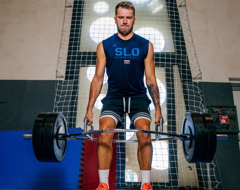 « Si je m’arrête maintenant, j’aurais fait tout ça pour rien »

Luka Doncic sur sa transformation physique :

« Rien que visuellement, je dirais que tout mon corps a meilleure allure oui. »

Deux fois par jour, la star des Lakers effectue un workout de 90 minutes composé de