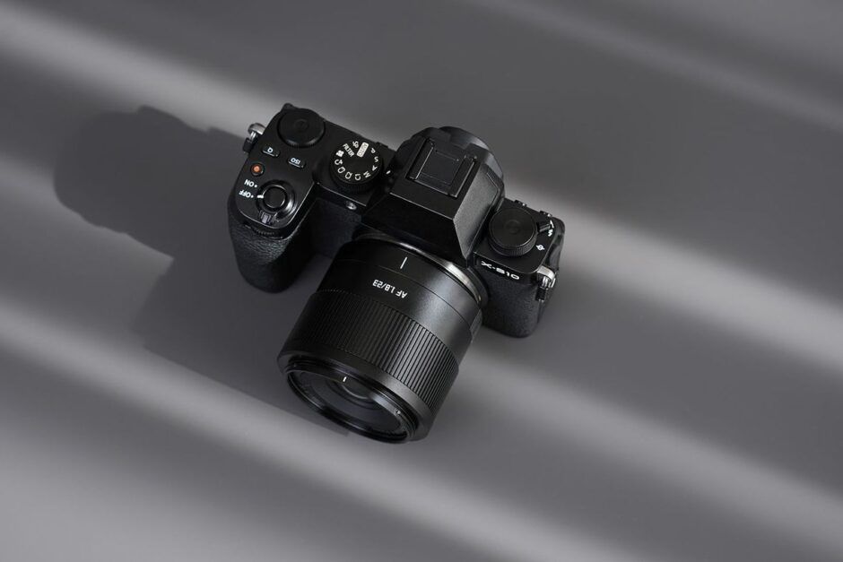 TTArtisan AF 23 mm f/1,8 : la focale fixe APS-C disponible en monture Fuji X, Sony E et Nikon Z phototrend.fr/2025/07/ttarti…