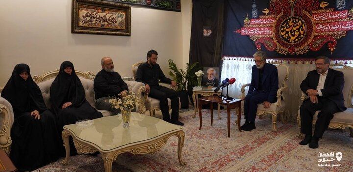 felestinjonubi's tweet image. دیدار مشاور عالی رهبر معظم انقلاب اسلامی با خانواده شهید طهرانچی
غلامعلی حدادعادل به نمایندگی از مقام معظم رهبری با خانواده شهید طهرانچی، دیدار و در این دیدار ضمن دلجویی از خانواده شهید سلام و تسلیت مقام معظم رهبری را به خانواده این شهید بزرگوار ابلاغ کرد./ مهر