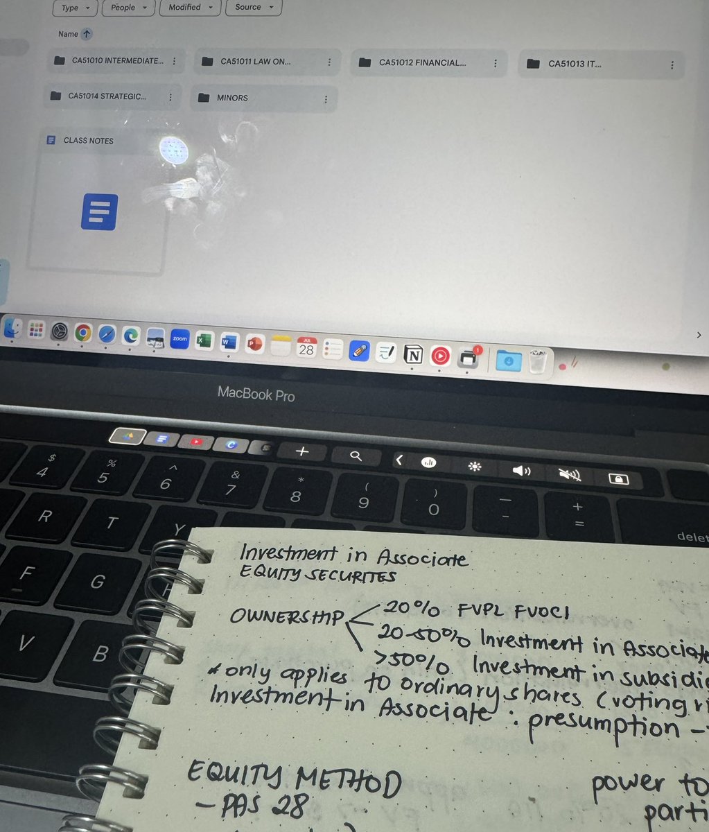 chelssify's tweet photo. 07.28.25 — #chellogs 🫧⋆｡˚

guess who’s finally being productive again 

ᶻ 𝗓 𐰁 .ᐟ #studytwt #studytwtph https://t.co/rQm8JkAb2b
