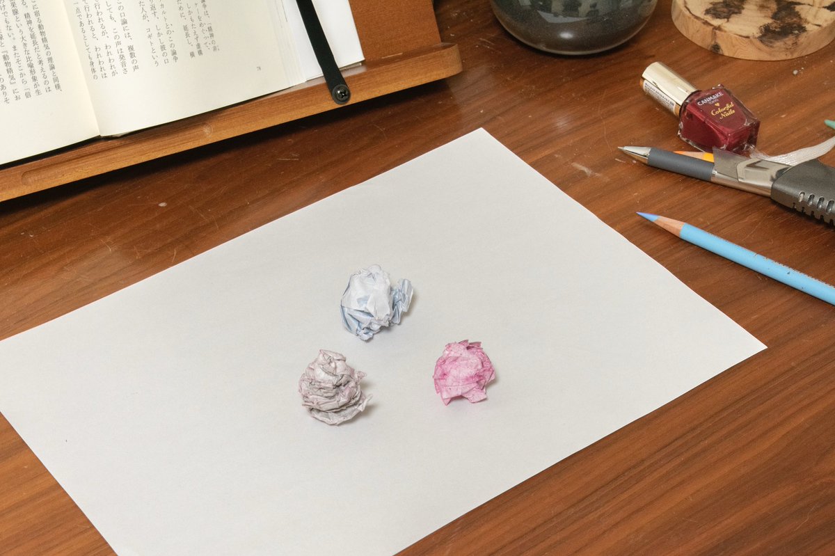 sicrtkng's tweet image. 《三分され、それぞれ色をつけられ丸まった紙》