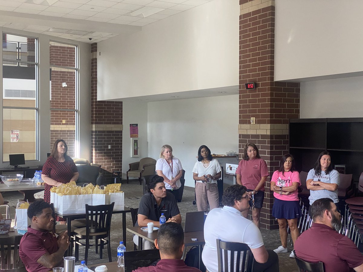 Our stellar student panel and staff welcomed our new teachers to the pack this morning! #ourheritage  #ourtradition <a href="/chakelley8/">Channing Kelley</a> <a href="/mlynnz3/">Michelle Lynn Z</a> <a href="/JeraldWilson21/">Jerald Wilson</a>