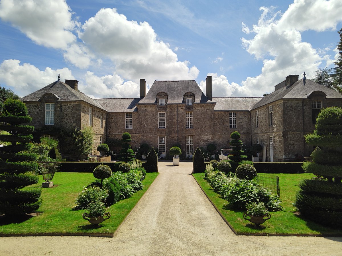 Palaumede's tweet image. Jardins du château de La Ballue, au-dessus du Couesnon (35).
1. Cour d'honneur
2. Jardin maniériste
3. Jardin classique
4. Jardin des douves