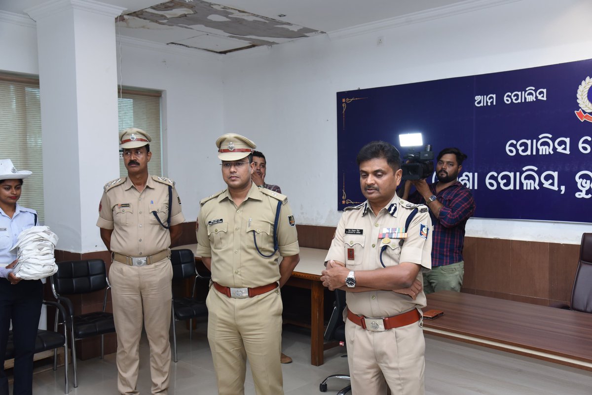 cpbbsrctc's tweet photo. Today 49 Student Traffic Volunteers have been inducted by the @cpbbsrctc to assist in traffic regulation within the Twin City and to promote civic responsibility among students. This programme graced by CP Dr S. Dev Datta Singh, IPS, Addl. CP Sri Narasingha Bhol, IPS, https://t.co/NnXeQiiGMS