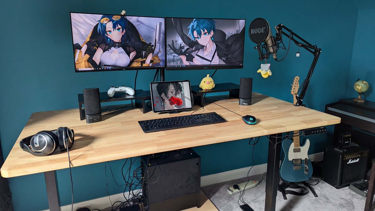 new desk 🐥 it go up and down yeee