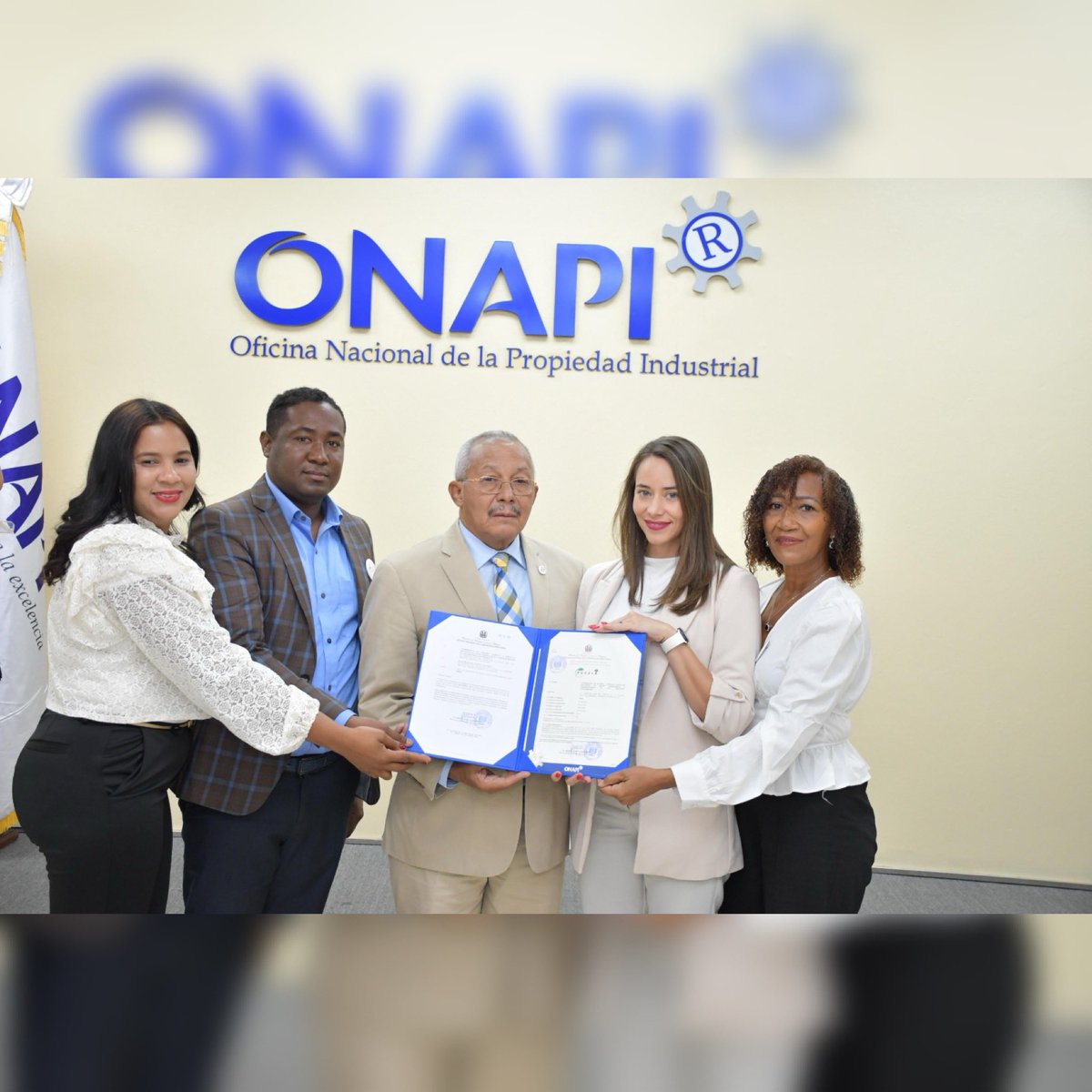 ONAPI entregó el registro de la marca colectiva DUCELA, la primera marca colectiva de dulces, postres y mermeladas artesanales de la Rep. Dom.
Este paso marca un hito para la identidad y el fortalecimiento de nuestros productores locales.