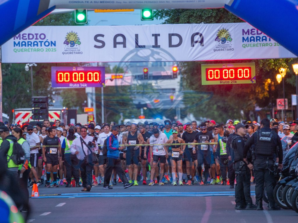 universalqro's tweet image. #Galería| En el Medio Maratón Querétaro 2025, más de 4 mil corredores tomaron las calles con un solo objetivo: vencer sus propios límites. 🏃‍♀️🏃‍♂️💪

eluniversalqueretaro.mx/metropoli/medi…
📸Fernando Camacho