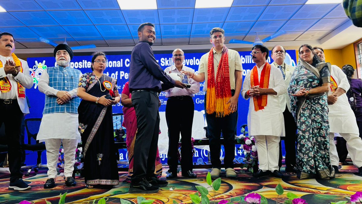 सी.आर.सी. ठाकुरटोला, राजनांदगांव में आयोजित दिव्यांगजन मेले का शुभारंभ कर प्रतिभावान दिव्यांग विद्यार्थियों द्वारा निर्मित मॉडल्स का अवलोकन एवं निरीक्षण किया। साथ ही, इस अवसर पर उत्कृष्ट प्रदर्शन करने वालों को सम्मानित कर उनका उत्साहवर्धन किया।