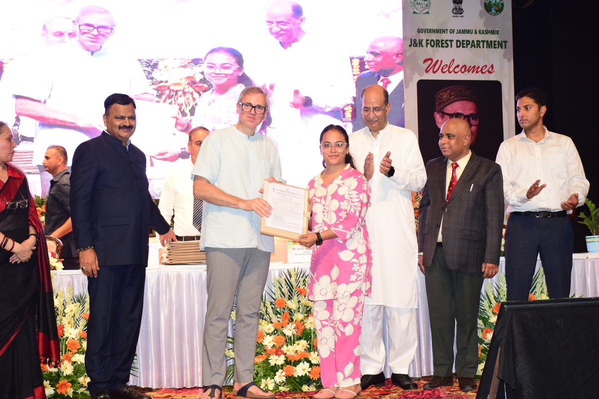 CM_JnK's tweet image. During Van Mahotsav-2025, the Chief Minister handed over appointment orders to newly recruited Junior Assistants in the Forest, Ecology &amp;amp; Environment Department. He congratulated them and encouraged them to serve with dedication and honesty.

@JavedRanaa 
@nasirsogami