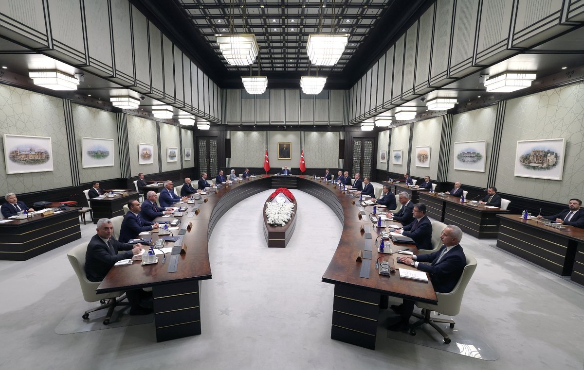 yilmaztunc's tweet image. Cumhurbaşkanımız Sayın Recep Tayyip Erdoğan&apos;ın başkanlığında Cumhurbaşkanlığı Kabine Toplantımızı gerçekleştirdik.

Toplantıda aldığımız kararların ülkemiz ve milletimiz için hayırlara vesile olmasını diliyorum.

@RTErdogan 
@tcbestepe 

📍 Cumhurbaşkanlığı Külliyesi