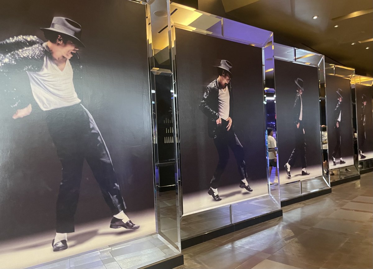 QuietMia's tweet image. Wasn’t expecting to get emotional at this show last night….but I’m in a new era. 

I think the wonderful woman I sat next to had a famous BF but I was too mute to ask 😭) 
#MichaelJacksonOne

To the sweet blonde who danced with me - was your BF in the OG Black &amp;amp; White video?