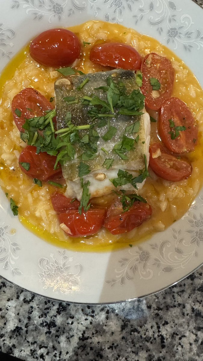 wumutilovedrug's tweet image. First course done, risotto with cherry tomatoes and pan fried cod