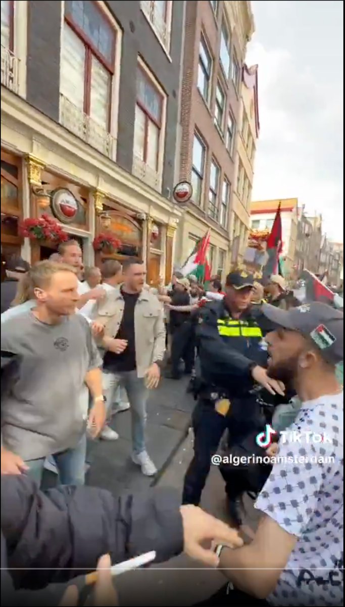 Mohammed Barakat (rechtsonder met pet), die veroordeeld is voor de Jodenjacht na de wedstrijd Ajax-Maccabi in Amsterdam, viel de aanhoudingseenheid van de politie aan nadat demonstranten werden gemaand om door te lopen.