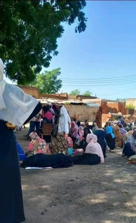 EastKordofan's tweet photo. الدلنج اليوم: نساء في طابور أمام إحدى المتاجر بمدينة الدلنج بجنوب كردفان في إنتظار حظهن لشراء أي سلعة تصلح للأكل قد يجدنها بالمتجر

نذكر بأن هذا الطابور ليس في مركز توزيع إغاثة أو تكية طعام بل في متجر "دكان" ينتظر النسوة في صفوف للشراء بحر مالهن https://t.co/HY8q7reUvi