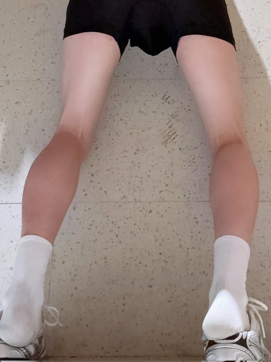 在厕所隔间里，没关门！开盲盒
#成都 #厕所 #厕所少年 #厕所少年 #卫生间露出 #露出诱惑 #露出 #白袜臭脚 #白袜少年 #白袜 #腿控 #暴露 #天体 #野裸 #天体暴露 #诱惑 #勾引 #内裤少年 #磨枪 #kiss #互撸 #舔奶