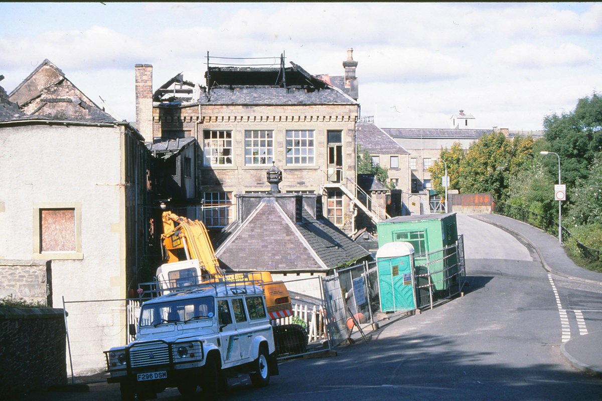 ⏪ | Demolition of Hogg's Mill, 2000

Formerly the premises of Robert Ewen, this mill between the railway line and Mill Path was taken over by George Hogg in the 1880s. The factory became derelict in the 1980s and burned down in 1999.

🎞 SWI Collection 

#proHawick