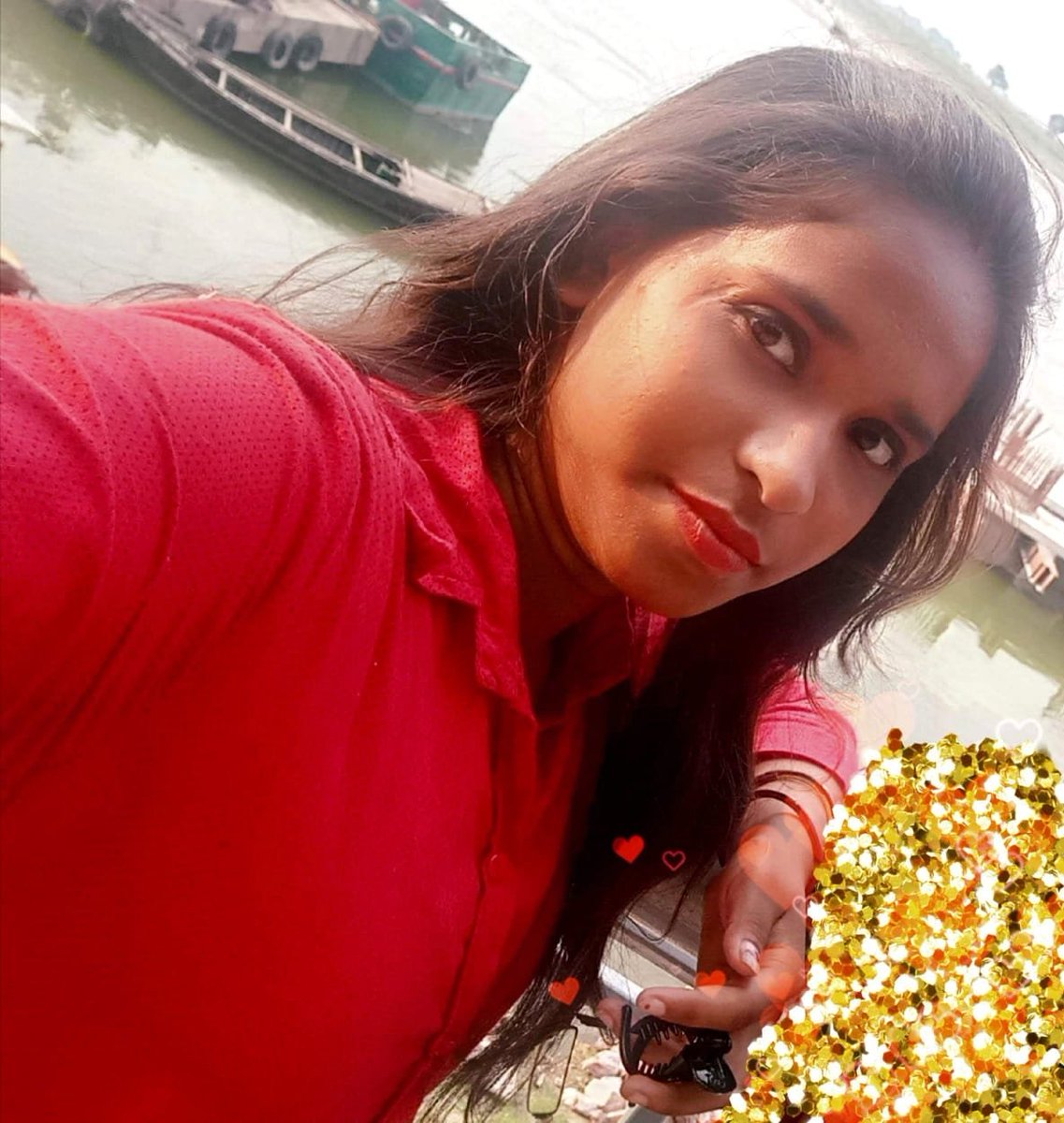 NISHASINGH919's tweet image. में वो स्त्री हूँ ....मैने रिश्तों में ,
वो शुरुआत भी देखी है ,
जब पांव ज़मीन पे नहीं रहते ,

वो अंत भी देखा है ,.....
जब पांव तले ज़मीन
    नहीं रहती ...!!

Good night everyone 😊