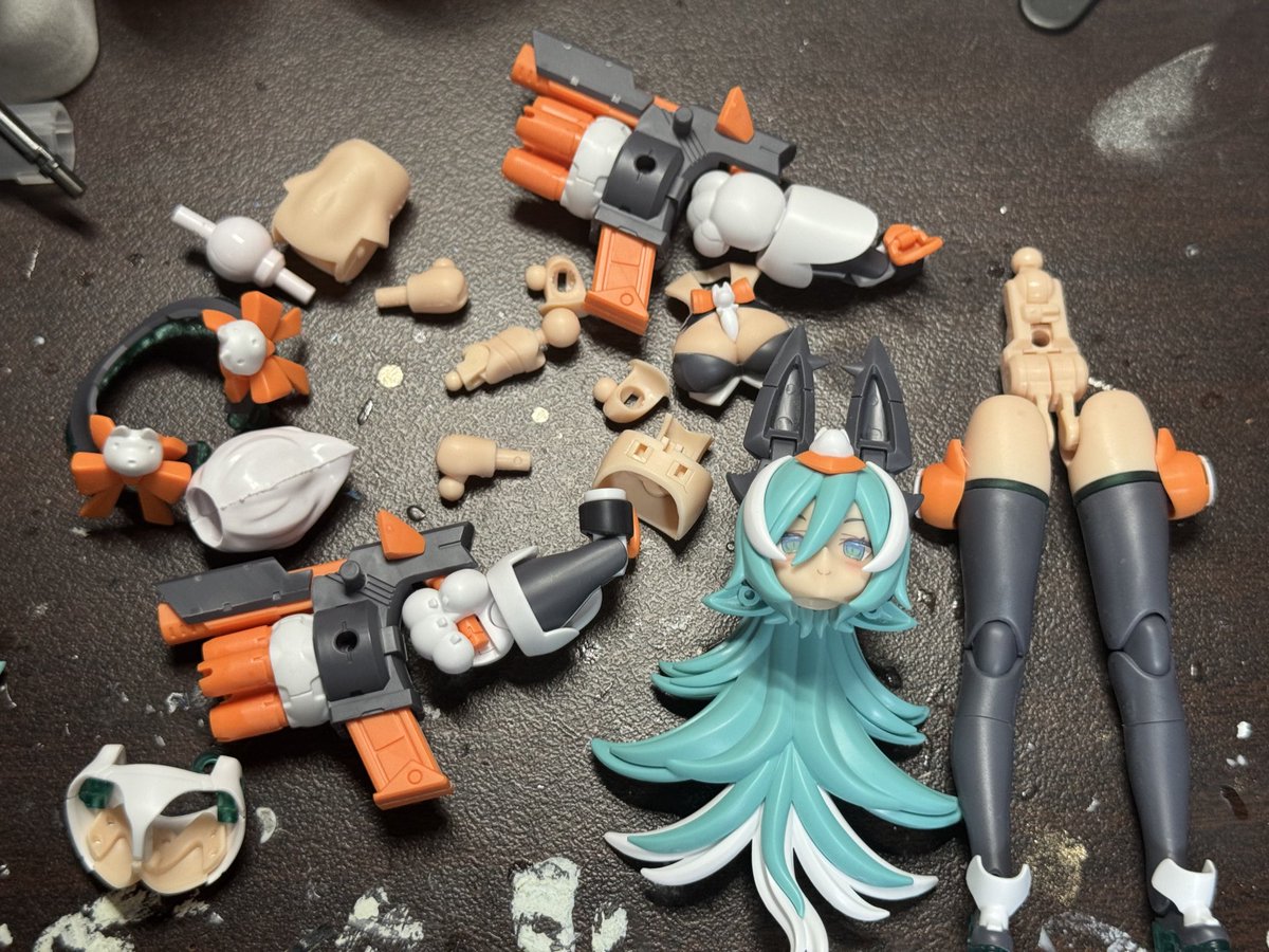 kuma_vall's tweet image. プニモフラン 製作日記1日目
ちょいちょい休憩しながらやりましたが、使用する全パーツの処理が終わりました。
合わせ目も明日には硬化するかな
朝早めに起きて塗装いきます