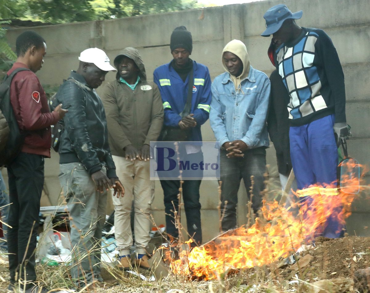 TheBMetro's tweet image. Merciless Monday ❄️ 
Bulawayo turns into a deep freezer 🥶💧 as  minimum temps nosedive to 3°C —  probably coldest day of 2025 leaves residents bundled up and breathless! 🧊🧣🔥
