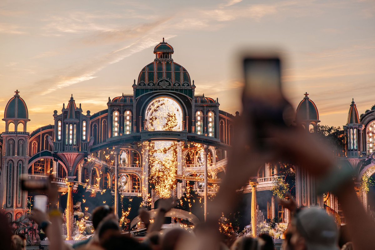 elx_1923's tweet image. ♥️👍🇩🇪🤣Capturing the new Great Library Stage.