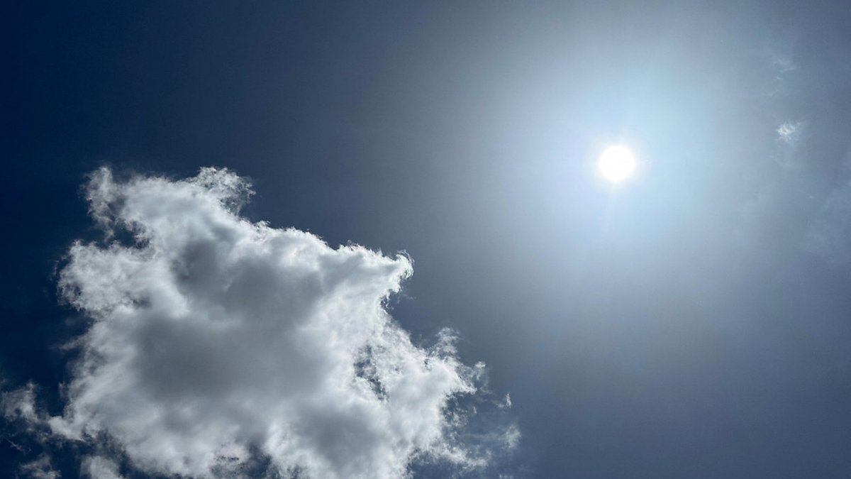 MyNews13's tweet image. Hot, dry air continues to govern our weather pattern here in the Sunshine State pushing temperatures well above our average high of 92 degrees.
Get the full forecast here: specne.ws/P3nyjZ