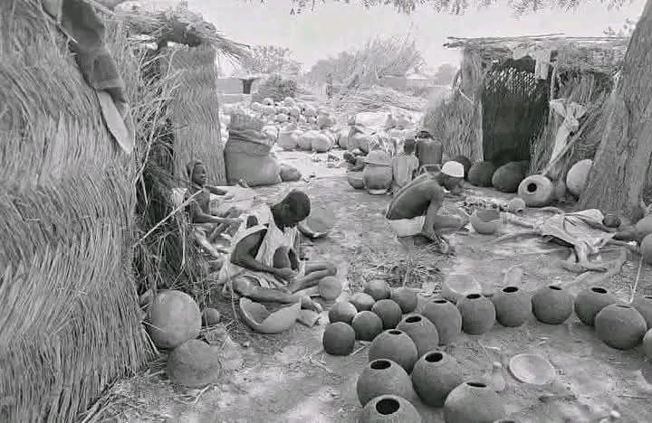 ArewaFactsZone's tweet image. Hausa artisans shaping clay pots, Nigeria (circa 1967-1969)