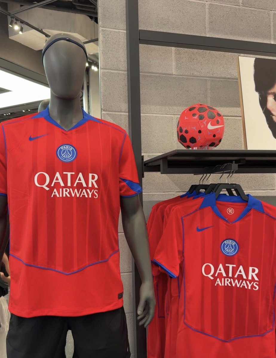 LMDPSG's tweet image. Vous validez le nouveau maillot &quot;THIRD&quot; du PSG ? ❤️💙👕