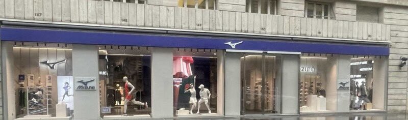 GiGiSSLazio's tweet image. Notizia (probabilmente “fuorviante”) del giorno: #Mizuno, sponsor tecnico della #Lazio apre in pieno centro, a via Tomacelli, un nuovo store, nelle cui vetrine non ci sono prodotti Lazio.
Sicuramente, è “innovazione e creatività” che noi, “tifosi comuni”, non riusciamo a capire.…