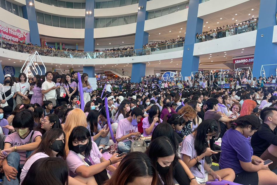 Moonlightswift9's tweet image. remember when filipino swifties threw that huge speak now tv party in manila 😭😭 the vibes, the outfits, the singing… we really lived our enchanted fairytale that day 💜✨